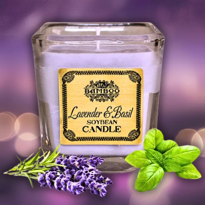 Bougie en cire de soja parfumée Lavande et Basilic avec pot en verre.
Fragrance relaxante et naturelle, parfaite pour créer une ambiance cocooning.