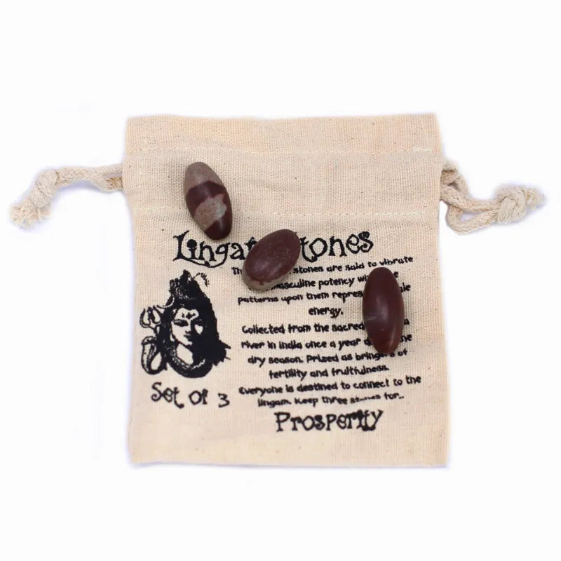 Photo des 3 Pierre Shiva Lingam polie, en forme de galet, avec son sachet de protection.