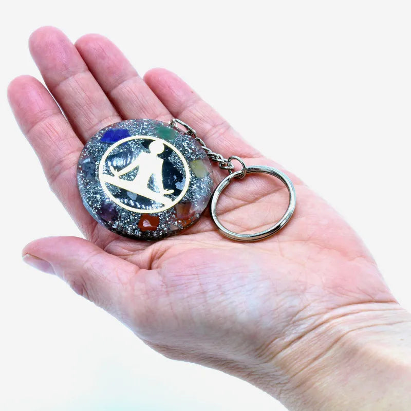 Porte-clés orgonite avec gemmes naturelles et design Bouddha