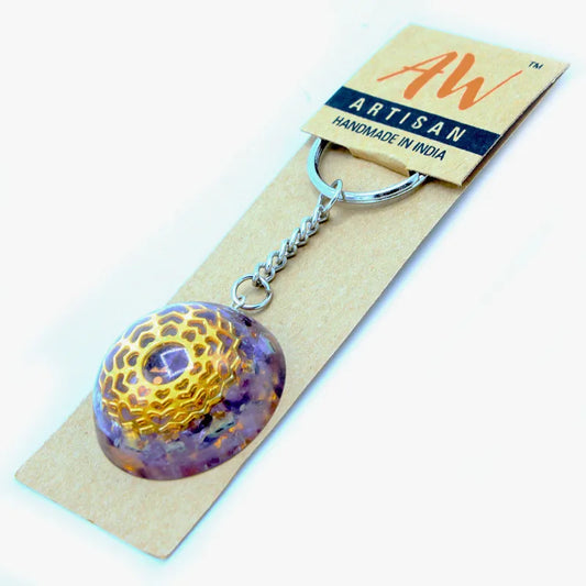 Porte-clés énergétique en orgonite pour équilibre et protection spirituelle.