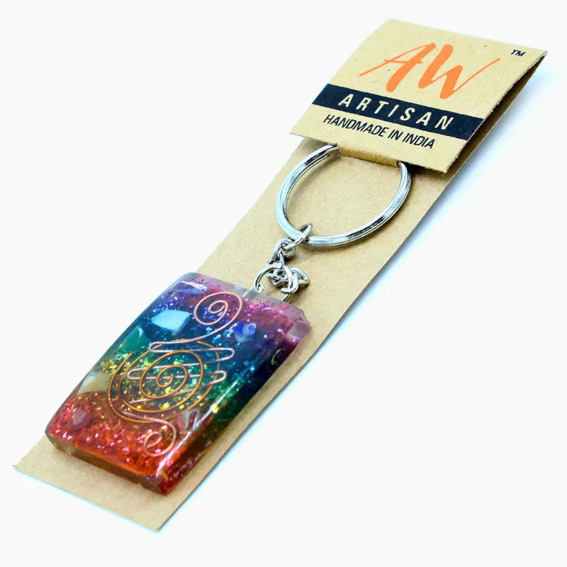 Porte-clés en orgonite avec symboles des chakras et métaux conducteurs.