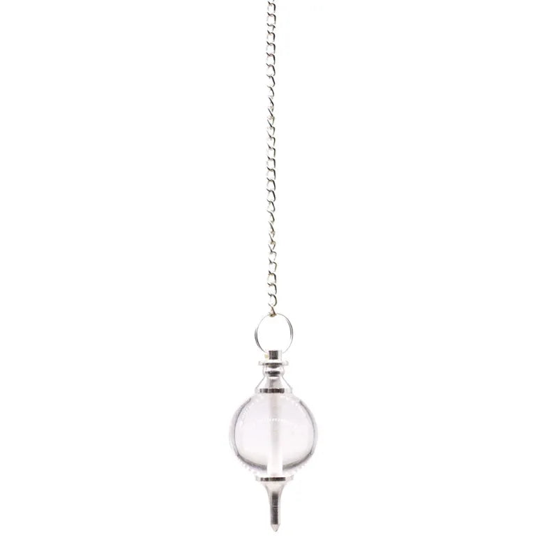 Pendule en quartz clair, idéal pour la clarté mentale et la purification énergétique, avec une chaîne argentée.