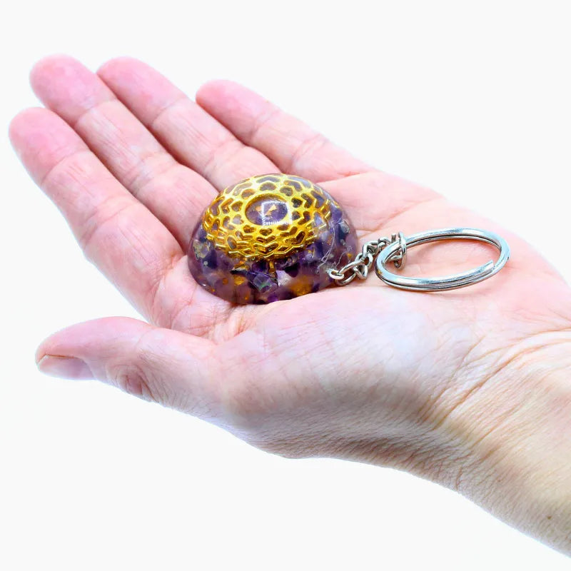 Porte-clés artisanal en orgonite avec géode d’améthyste pour sérénité et bien-être.