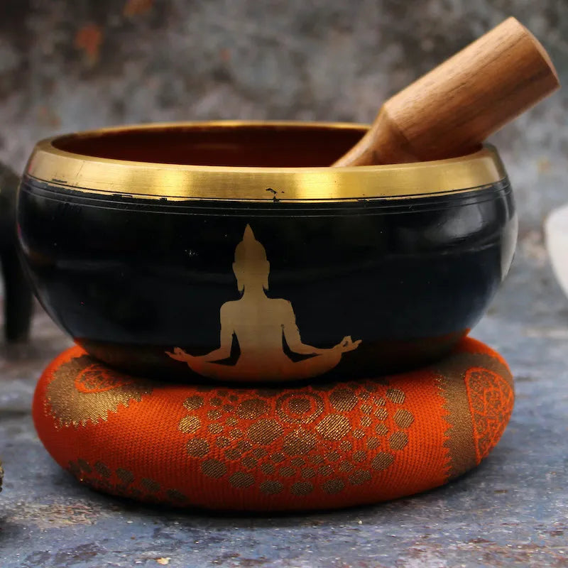  un bol moulé et coulé à la main, dorure avec motif Bouddha sur coussin brodé en fil doré