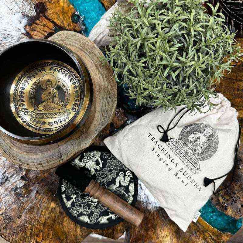 Bol Chantant avec gravure de Bouddha- Artisanat Népalais
14cm - Kit complet avec maillet, coussin et sac
