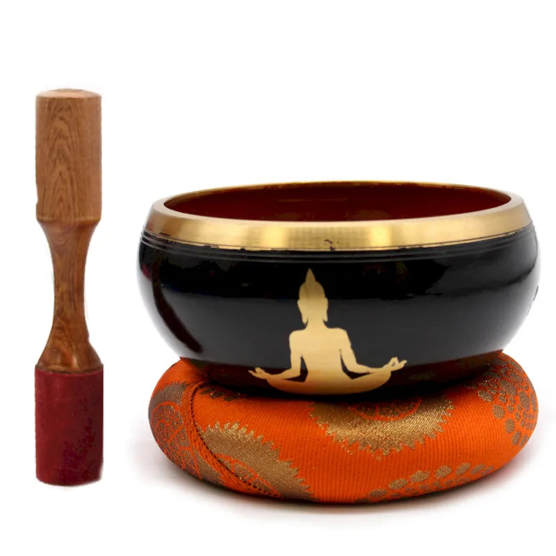  un bol moulé et coulé à la main, dorure avec motif Bouddha, maillet en bois recouvert de velours, coussin brodé en fil doré