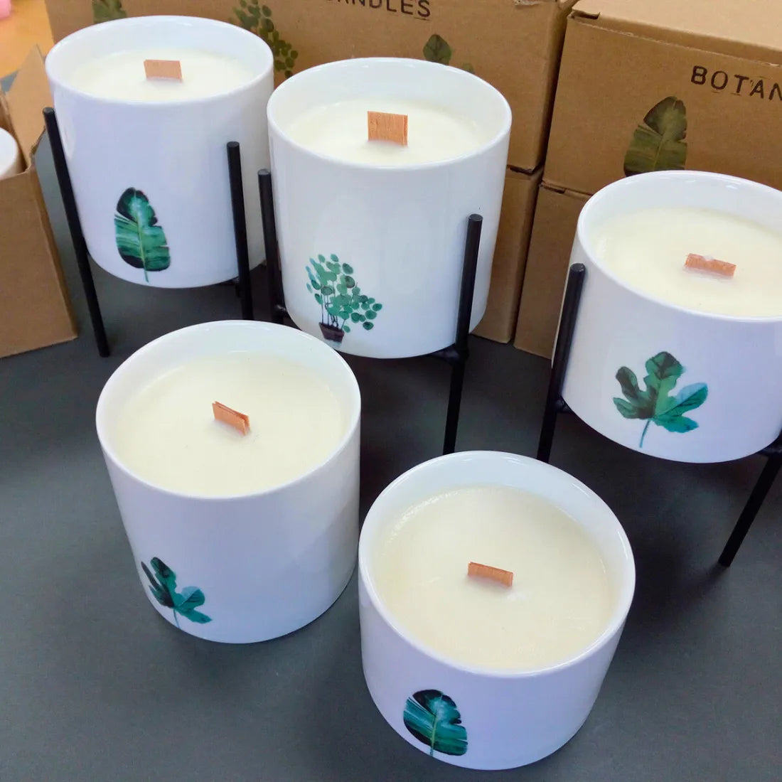 bougie en cire de soja aux parfums botanique, pot en céramique, et support en fer