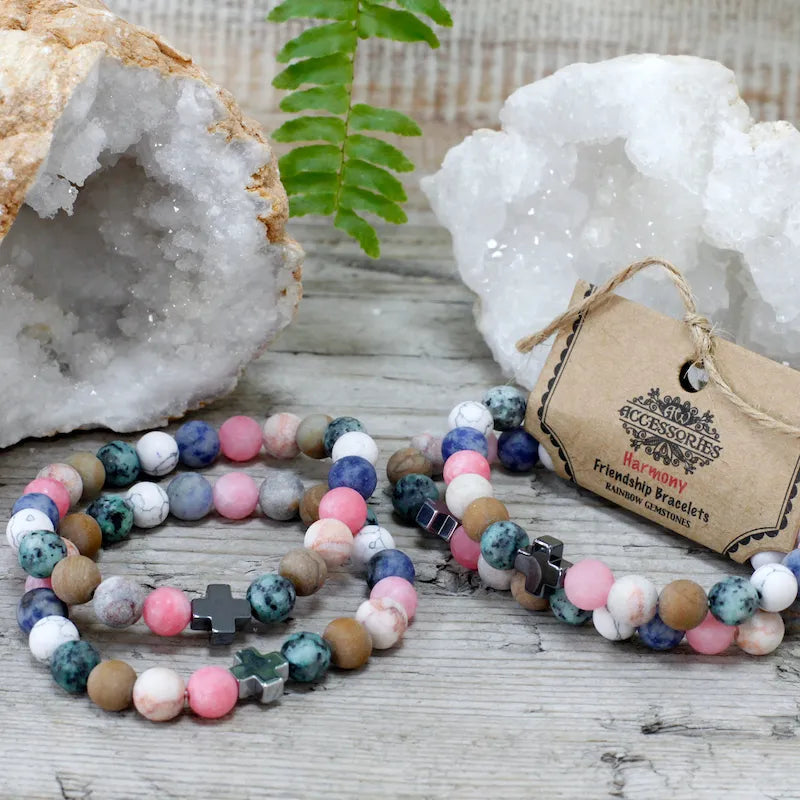 géode de cristal de roche avec bracelets en agate rainbow et howlite