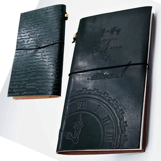 Photo originale carnet de note en cuir avec cordon de fermeture et motif en relief