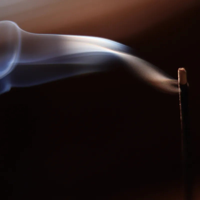 volupté de fumée d'encens en icandescence