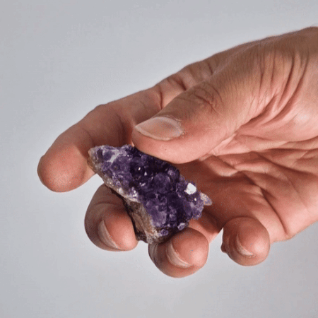 petite geode d'amethyste tenu en main
