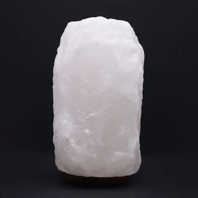 Lampe en sel de l'Himalaya allumée, diffusant une lueur douce et naturelle la nuit.
