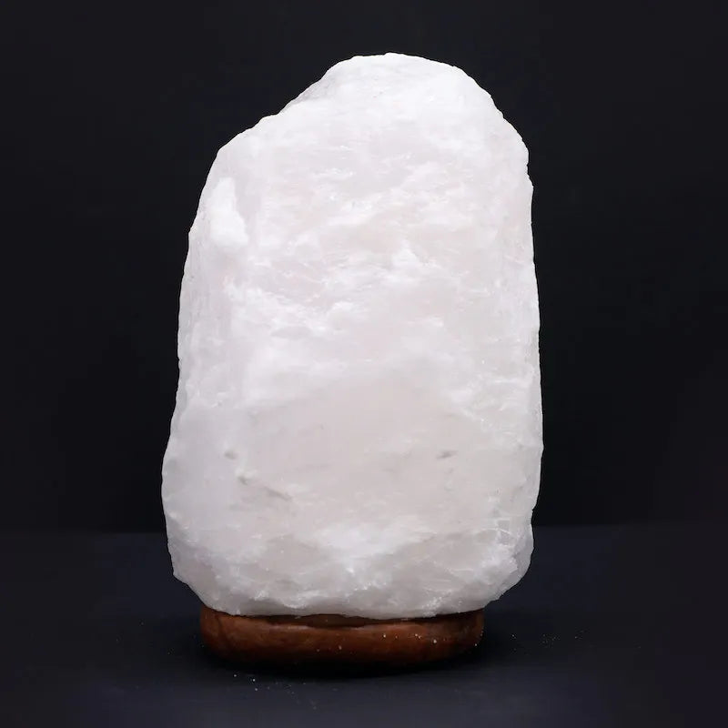 Lampe en sel de l'Himalaya allumée,  Émet des ions négatifs pour neutraliser les effets de la pollution des appareils électriques.