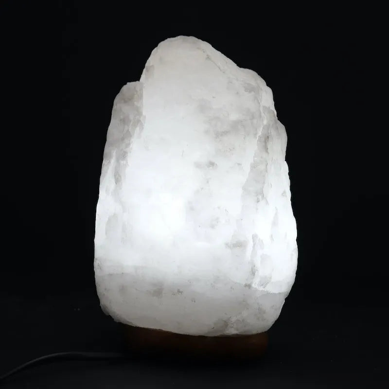 Lampe en sel de l'Himalaya allumée, pièce unique sculptée à la main à partir d'un bloc de sel de l'Himalaya.