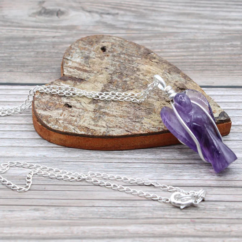 Pendentif Ange en pierres naturels Améthyste, présentation sur support coeur en bois