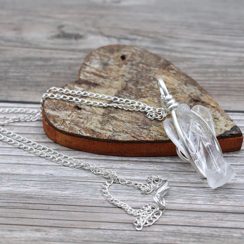 Pendentif Ange en pierres naturelles Cristal de Roche sur support de présentation coeur en bois