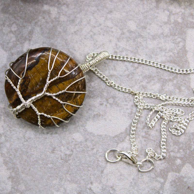 pendentif en pierre polie d'Oeil de tigre et fil torsadé motif arbre de vie
