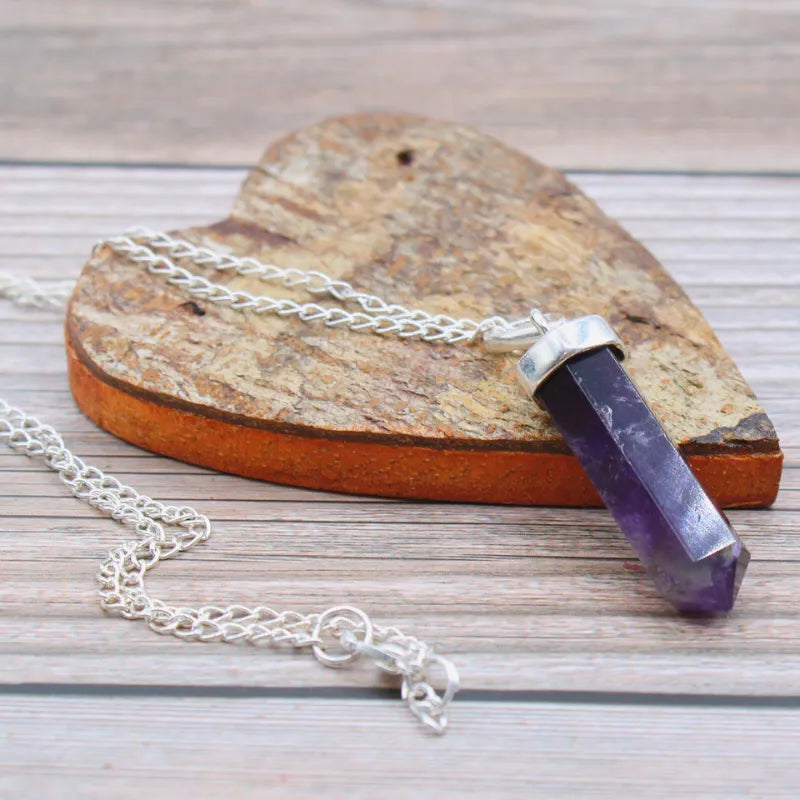 Pendentif en cristaux naturels Améthyste, présentation sur support coeur en bois