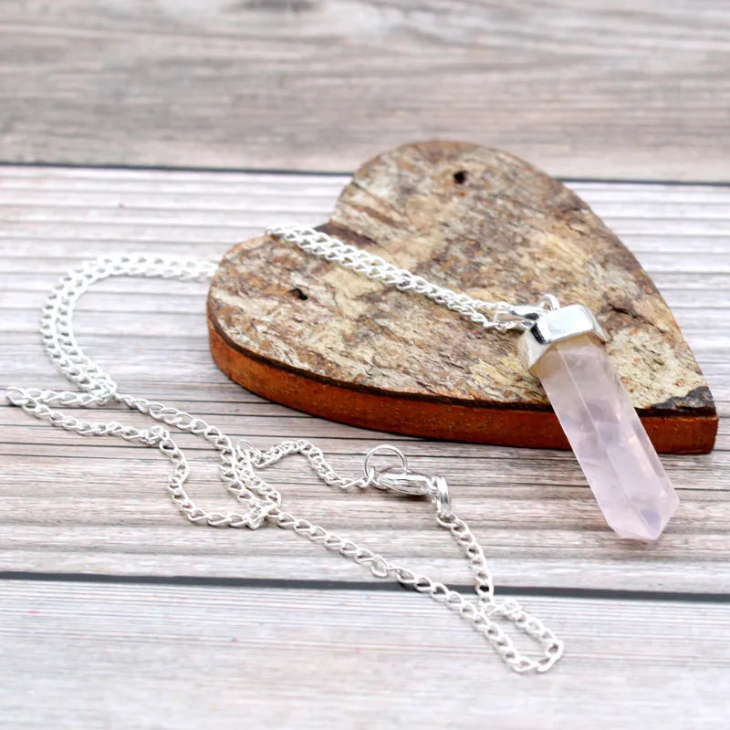 Pendentif en cristaux naturels Quartz rose, présentation sur support planche et coeur en bois