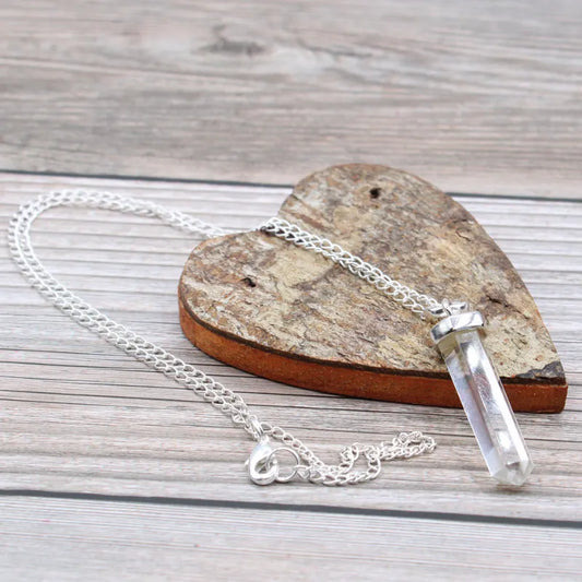 Pendentif en cristaux naturels Cristal de Roche, présentation sur support coeur en bois