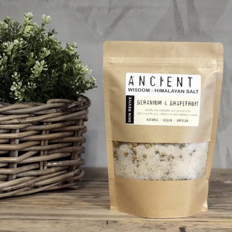 Sel de Bain de l'Himalaya Enrichi aux huile essentielle et fleurs sèchées, pack de 500g. parfum geranium